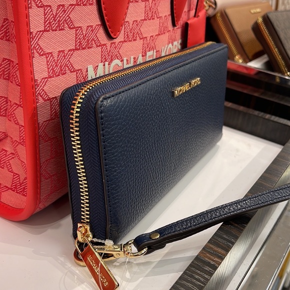 Michael Kors Jet Set Travel Large Travel CONTINENTAL 
Navy - Picture 16 of 16